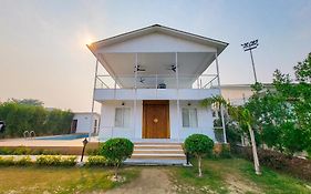 Vacationbuddy Elysian Farm With Pool Noida
